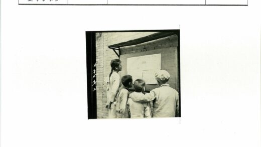 孩子们围观布告栏通知.jpg