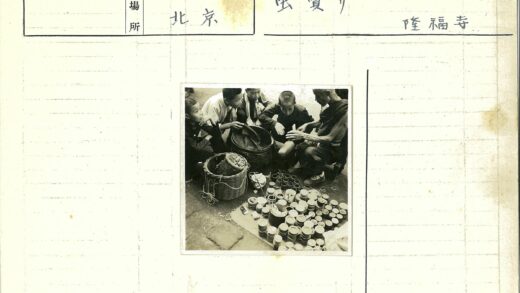 孩子们围观摊贩的壶杯物品.jpg