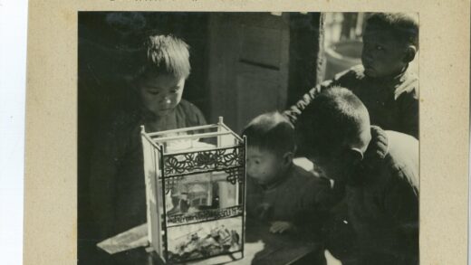 孩子们围观玻璃陈列柜.jpg