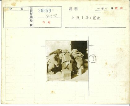 孩子们围观石建筑入口.jpg