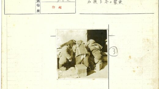 孩子们围观石建筑入口.jpg