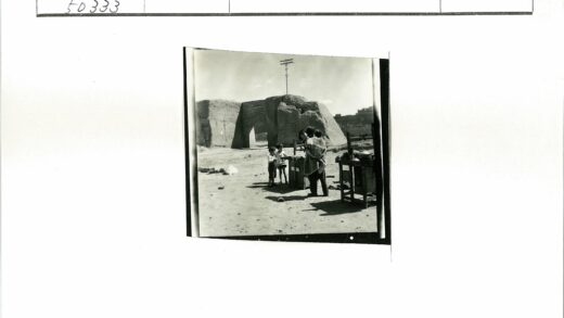 孩子们在古老建筑前玩耍.jpg
