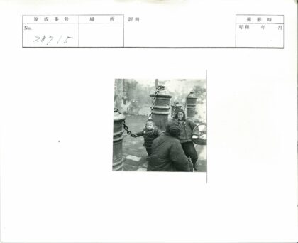 孩子们在大石柱旁玩耍.jpg