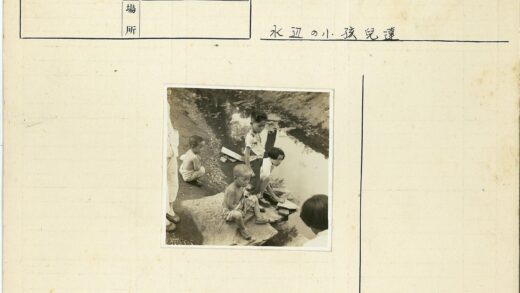孩子们在小溪边玩耍.jpg