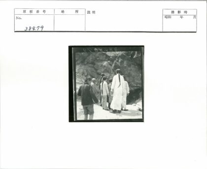 孩子们在岩石小路上留辫子合影.jpg