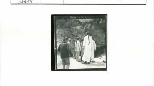 孩子们在岩石小路上留辫子合影.jpg