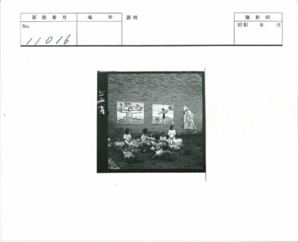 孩子们在岩石海报墙前.jpg