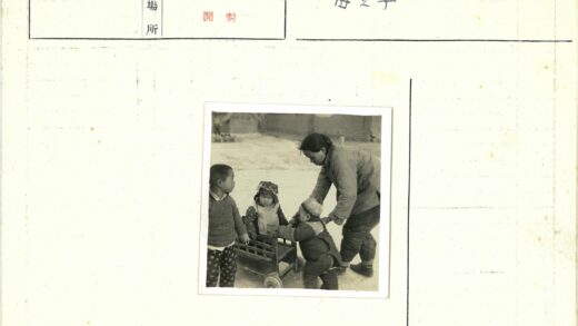 孩子们在户外玩耍的木车时光.jpg