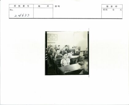孩子们在教室学习的温馨场景.jpg