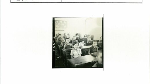 孩子们在教室学习的温馨场景.jpg