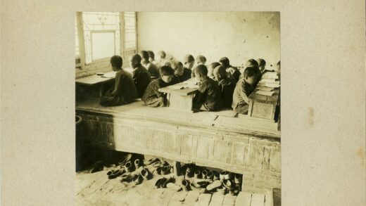 孩子们在教室认真学习.jpg