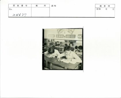 孩子们在教室认真学习.jpg