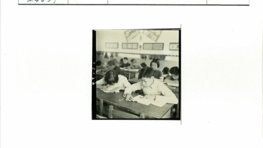 孩子们在教室认真学习.jpg