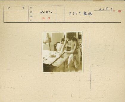孩子们在木桌上协作打磨木头.jpg