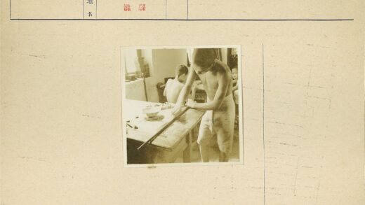 孩子们在木桌上协作打磨木头.jpg