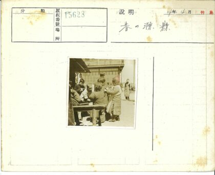 孩子们在木桌旁户外活动.jpg