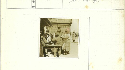 孩子们在木桌旁户外活动.jpg