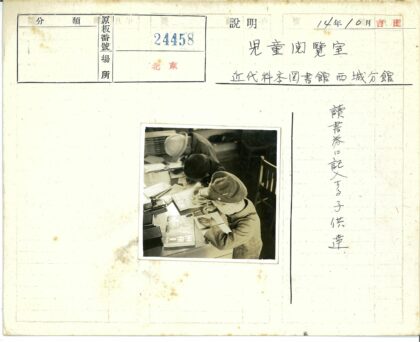 孩子们在桌旁写字.jpg