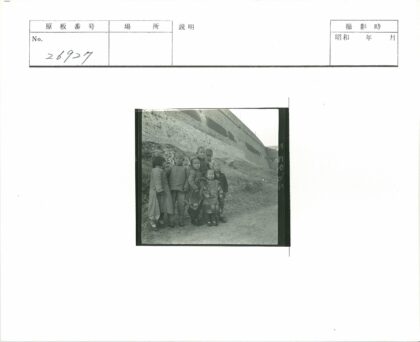 孩子们在石墙旁玩耍.jpg