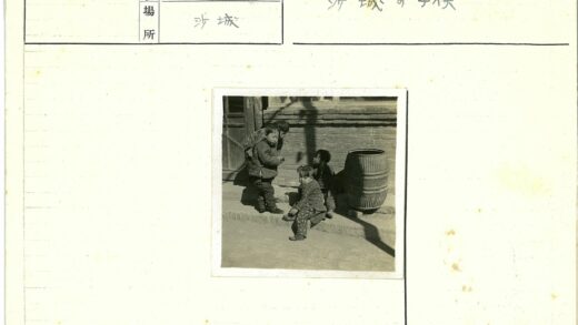 孩子们在砖墙前玩耍.jpg