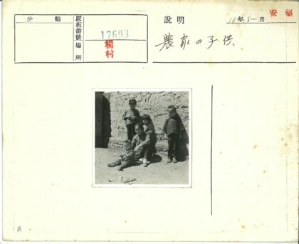 孩子们在砖墙旁玩耍.jpg