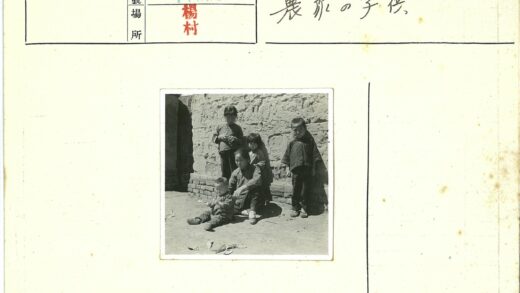 孩子们在砖墙旁玩耍.jpg