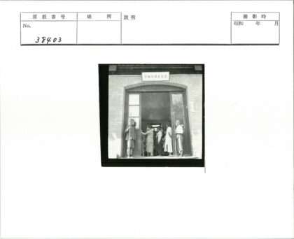 孩子们在砖房门口张望.jpg