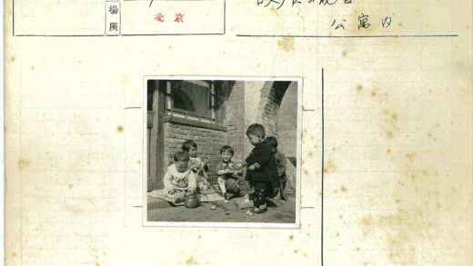 孩子们在砖砌建筑旁活动.jpg