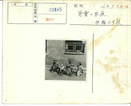 孩子们在窗边玩三轮车.jpg