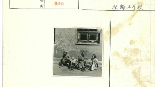 孩子们在窗边玩三轮车.jpg