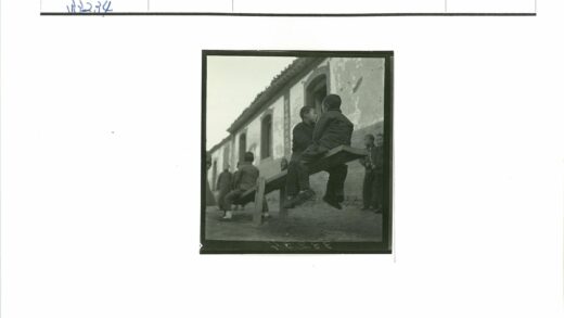 孩子们在老建筑旁玩耍.jpg