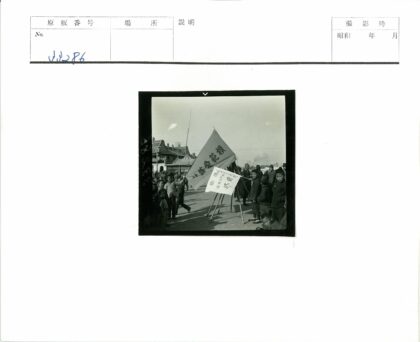 孩子们在街道标志旁合影.jpg