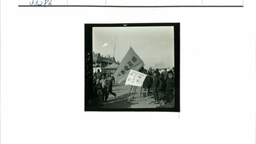 孩子们在街道标志旁合影.jpg