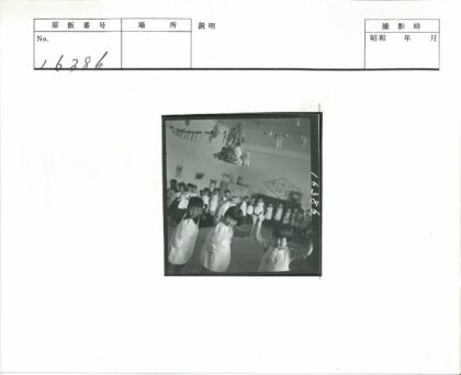 孩子们在装饰教室举双手.jpg