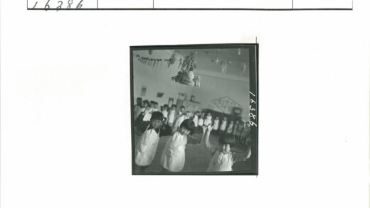 孩子们在装饰教室举双手.jpg