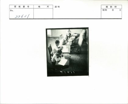孩子们在课桌前写字.jpg