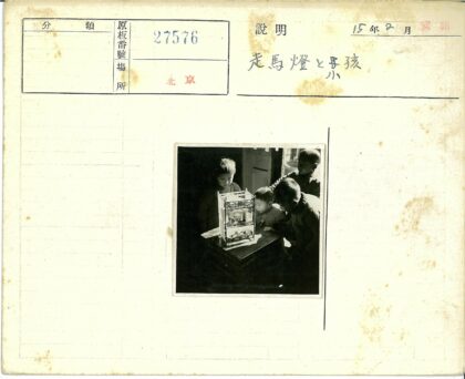 孩子们好奇窥视玻璃盒子.jpg