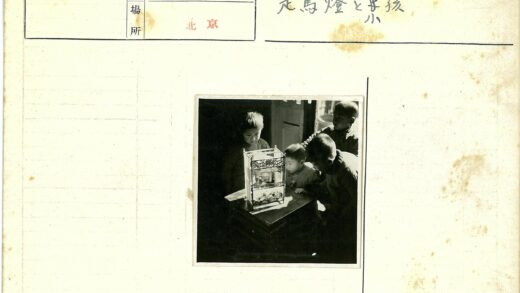 孩子们好奇窥视玻璃盒子.jpg