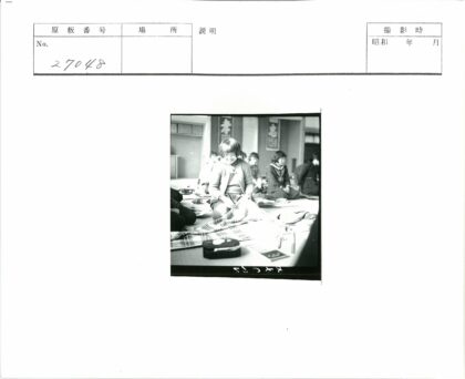 孩子们室内缝纫学习活动.jpg