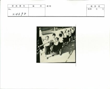 孩子们户外拔河游戏.jpg