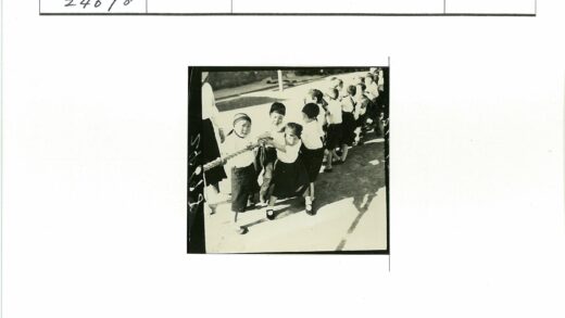孩子们户外拔河游戏.jpg