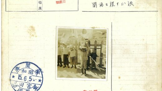 孩子们户外挥舞旗帜.jpg