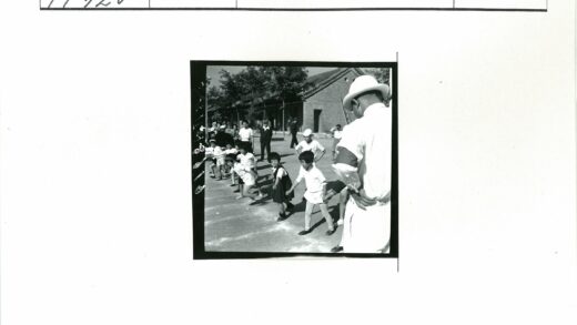 孩子们户外操场排队比赛.jpg