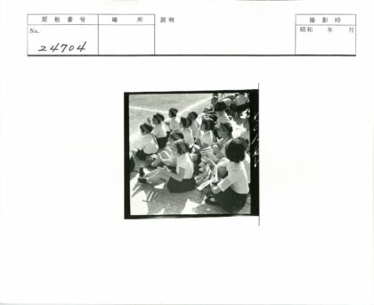 孩子们户外活动合影.jpg