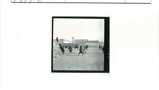 孩子们户外玩滑梯阳光明媚.jpg