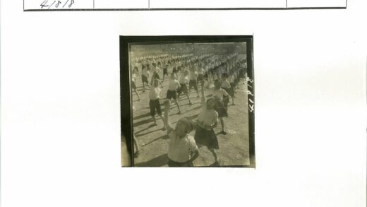 孩子们户外运动合影.jpg
