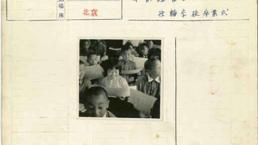 孩子们手拿纸条微笑合影.jpg