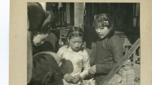 孩子们探索户外物品.jpg