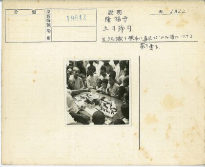 孩子们探索桌上小物件.jpg