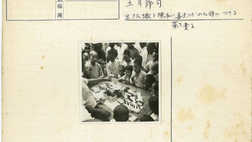 孩子们探索桌上小物件.jpg